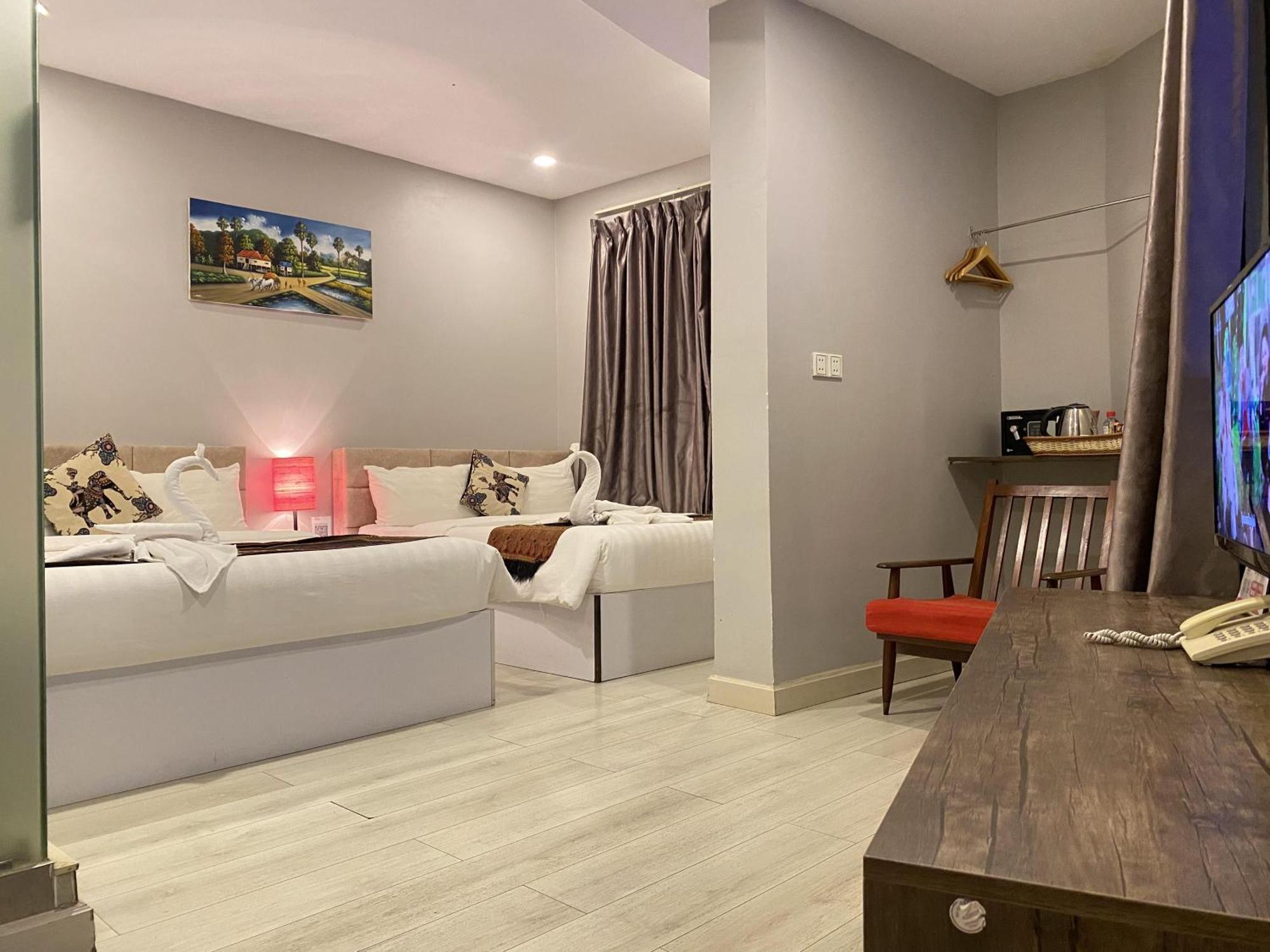 Ostro Hotel Phnom Penh Exterior photo